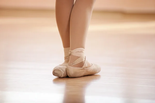 Beine der jungen Ballerina — Stockfoto