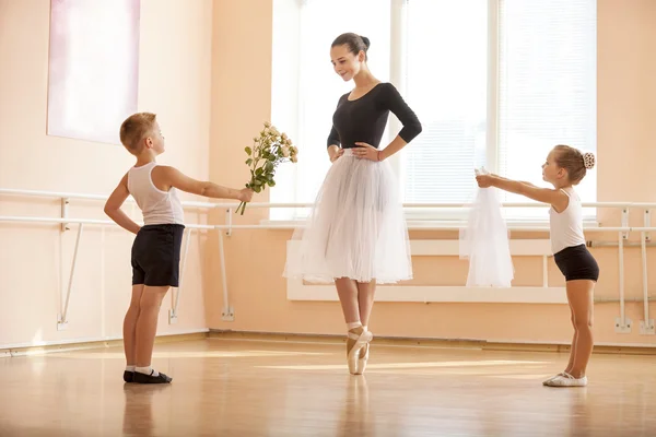 Students at ballet dancing class — Stock Photo, Image