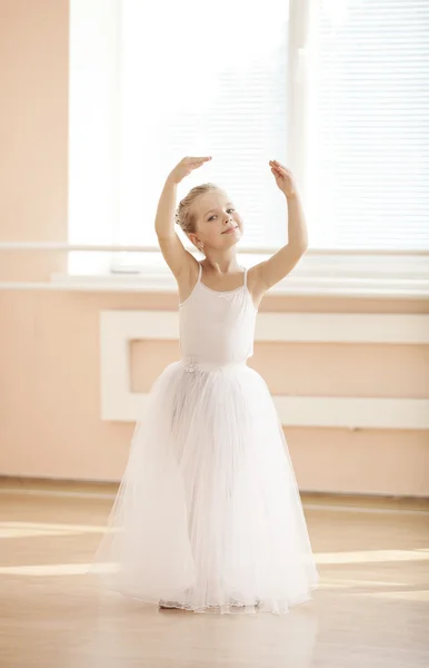 Jeune ballerine dansant en tutu blanc — Photo