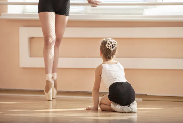 Girls at ballet dancing class — Stock Photo, Image