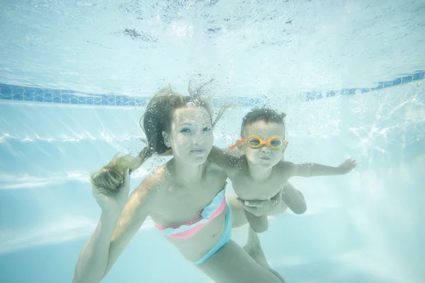 Mother and toddler son swimming underwater — Stock Photo, Image