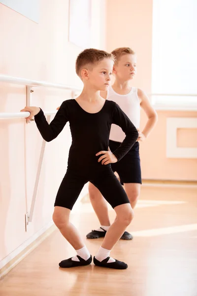 Young boys working at the barre — Stock Photo, Image