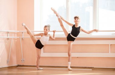 Genç balerinler Pointe üzerinde duran