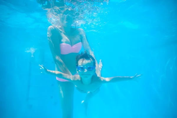 Joven madre e hijo pequeño en la piscina —  Fotos de Stock