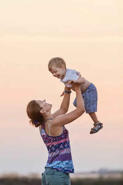 Žena a její syn zábava venku — Stock fotografie