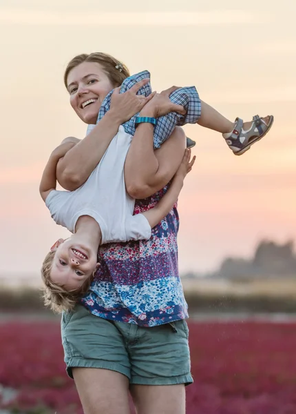 Жінка і її син розважаються на відкритому повітрі — стокове фото