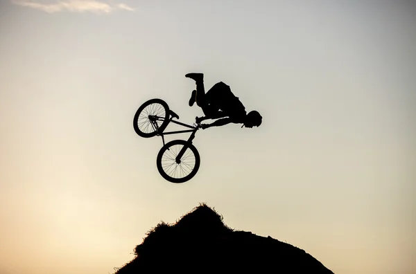 Гонщик Мбаппе совершил прыжок на велосипеде — стоковое фото