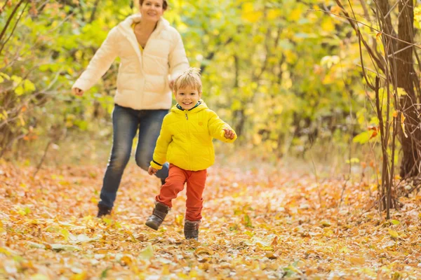 Woman and her little son in autumn park — Stock Photo, Image