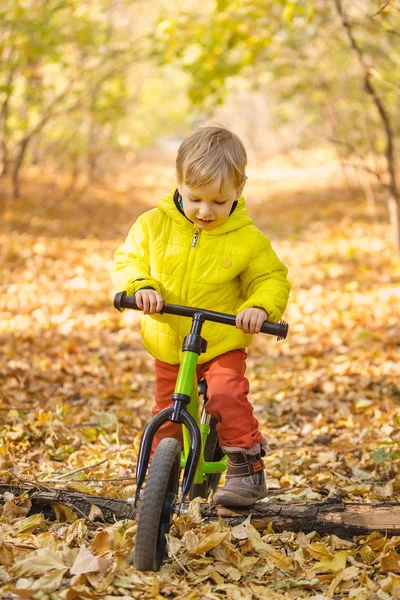 小男孩学习骑车 — 图库照片