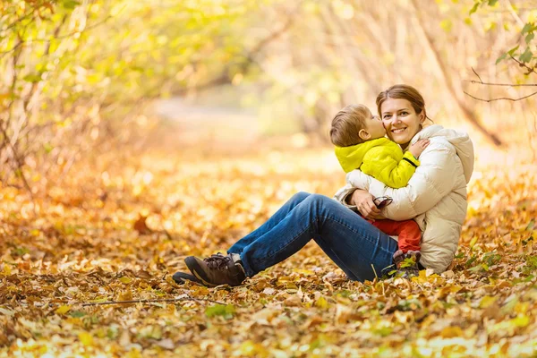 Matka se svým malým synem v parku — Stock fotografie
