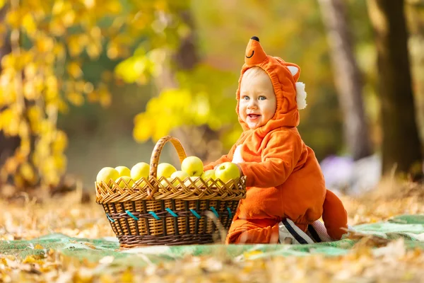 Fox kostümü giymiş erkek bebek — Stok fotoğraf