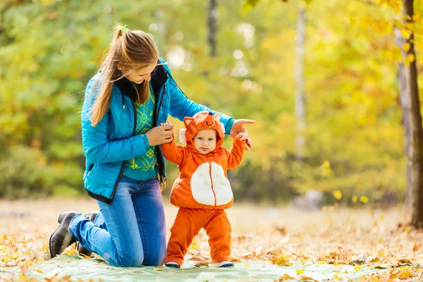 Kvinnan och hennes baby son i höst park — Stockfoto