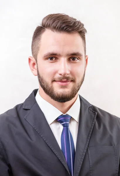 Kaukasischer junger Mann lächelt — Stockfoto