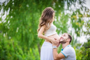 Mutlu genç çift bebek bekliyor.