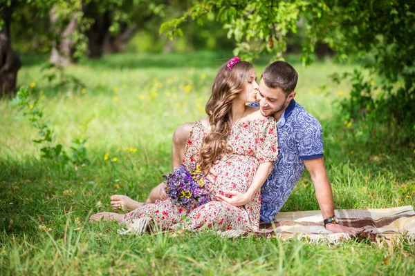 Беременная женщина целует своего мужа — стоковое фото