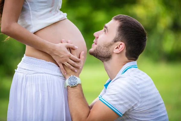 Mann schaut seine schwangere Frau an — Stockfoto