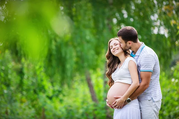 Szczęśliwa młoda para spodziewająca się dziecka — Zdjęcie stockowe