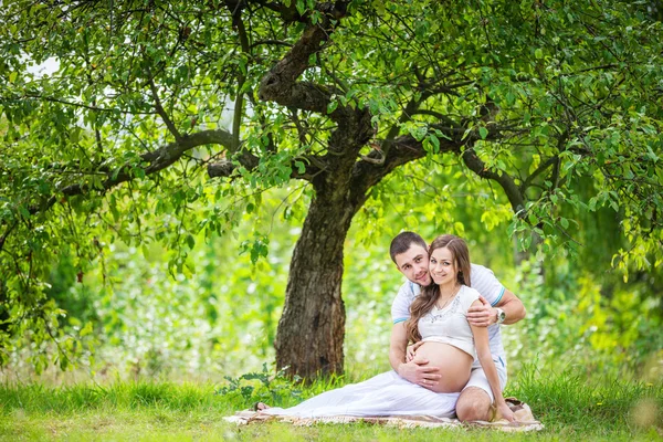 Pregnant woman with husband touching belly — Stock Photo, Image