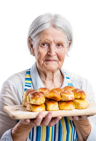 Mulher segurando pães frescos — Fotografia de Stock