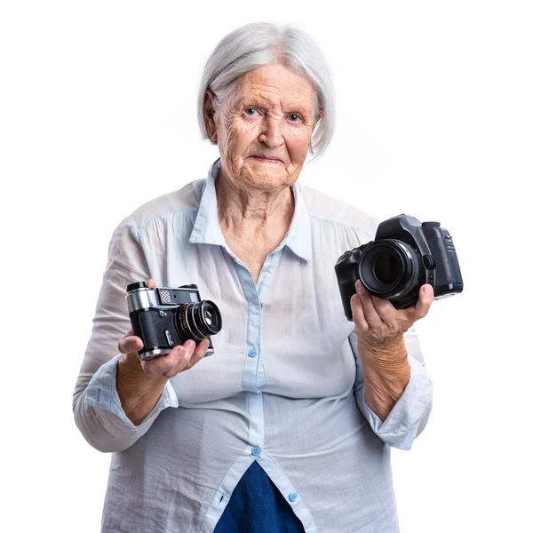 Mujer elegir entre la cámara vieja y moderna — Foto de Stock