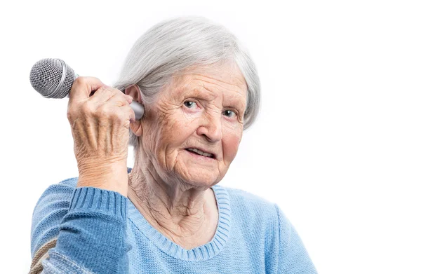 Ηλικιωμένη γυναίκα εκμετάλλευση μικρόφωνο — Φωτογραφία Αρχείου