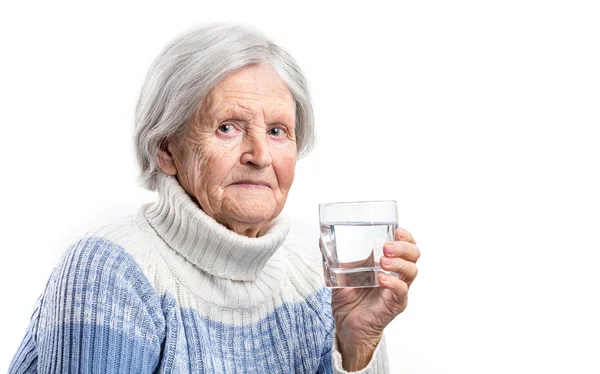 Ηλικιωμένη γυναίκα με ένα ποτήρι νερό. — Φωτογραφία Αρχείου