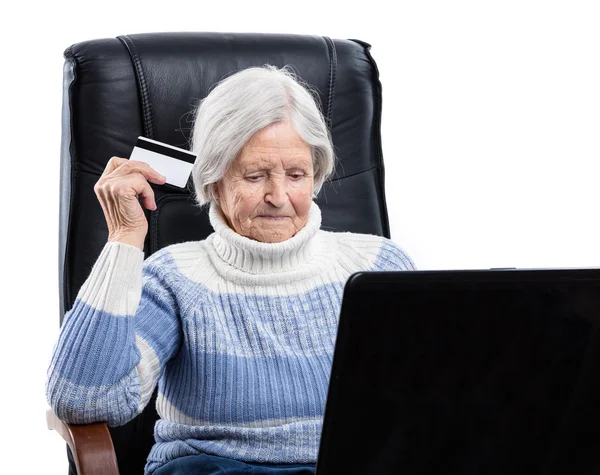 Старшая женщина покупки онлайн — стоковое фото
