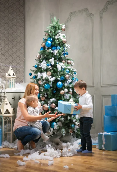 Mère et enfants sur l'arbre de Noël — Photo