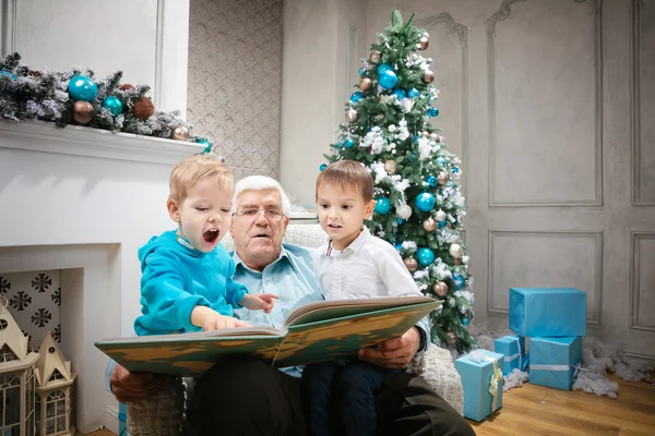 Heureux famille sur arbre de Noël — Photo