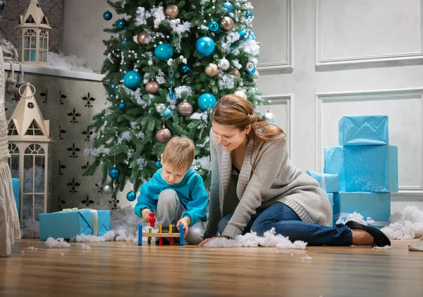 Preschool boy and his mom playing — Stock Photo, Image