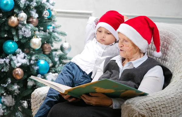 Femme âgée lisant un livre à son petit-fils — Photo