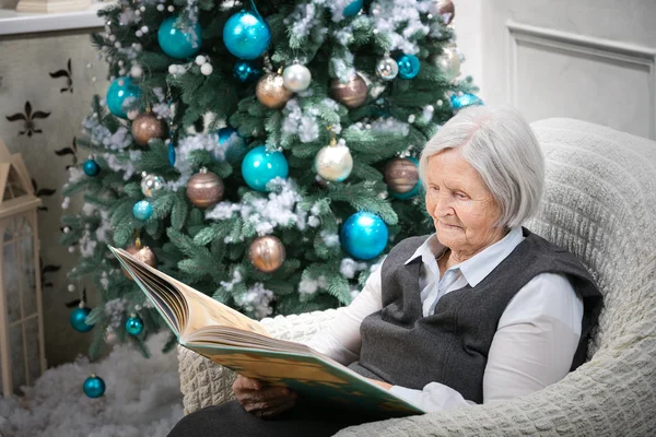 Starší žena čtení knihy — Stock fotografie
