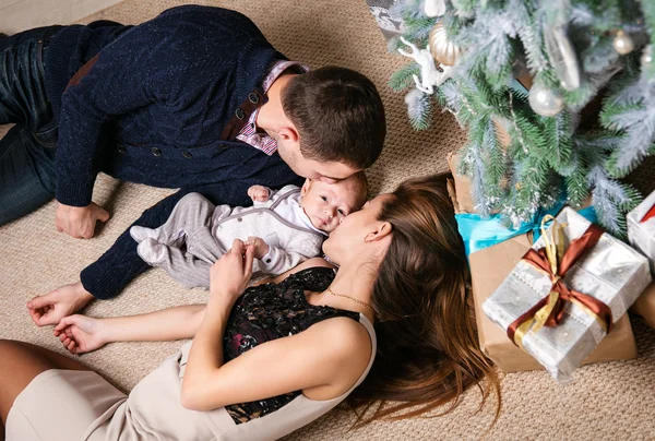 Joven pareja besando bebé hijo — Foto de Stock