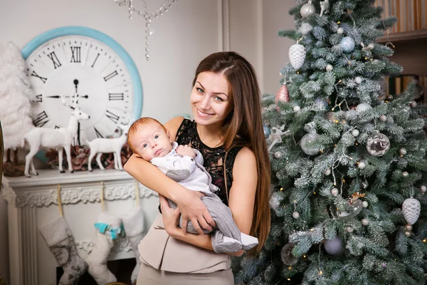 Jovem mãe segurando bebê filho — Fotografia de Stock