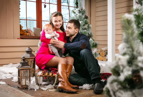 Prachtige familie met een babyjongen — Stockfoto