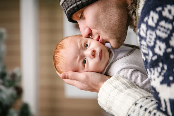 押しながら赤ちゃんの息子をキスを父します。 — ストック写真