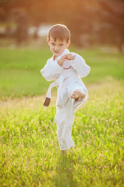 Niño practicando karate — Foto de Stock