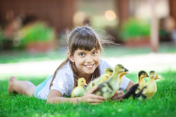 Kız holding ördek yavrusu — Stok fotoğraf
