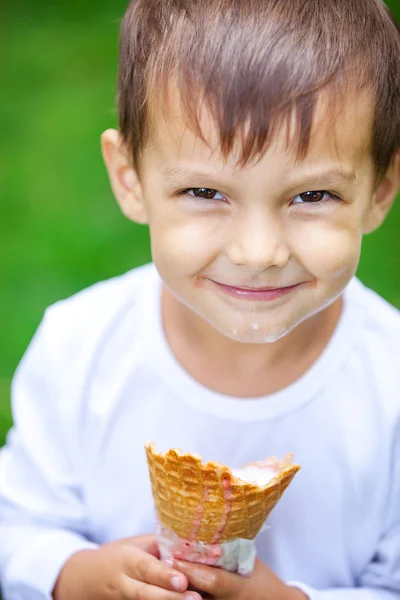 Chłopak je lody. — Zdjęcie stockowe