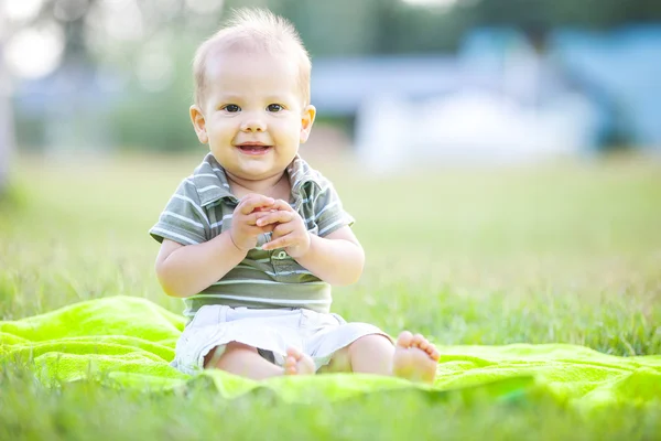 Small boy outdoors — Stock Photo, Image