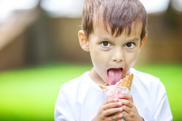 Αγόρι που τρώει παγωτό — Φωτογραφία Αρχείου