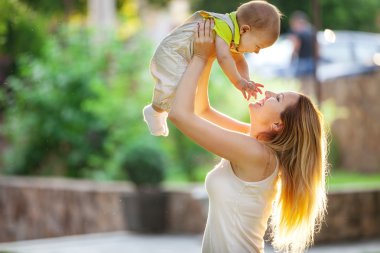 Kadın ve oğlu eğleniyor