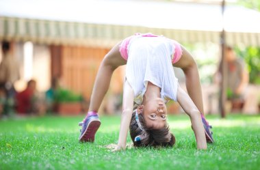 Köprü egzersiz yaparak kız