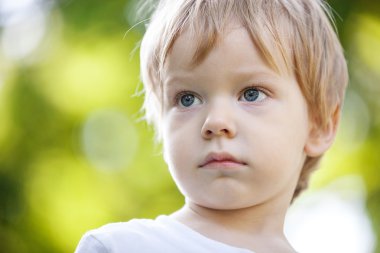 Tatlı bir çocuğun portresi.