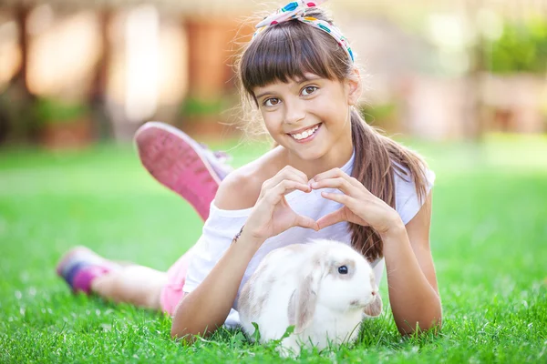 Κορίτσι που παρουσιάζει ένα σημάδι καρδιά — Φωτογραφία Αρχείου