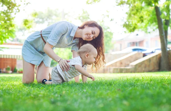 Mujer y bebé hijo en el parque —  Fotos de Stock