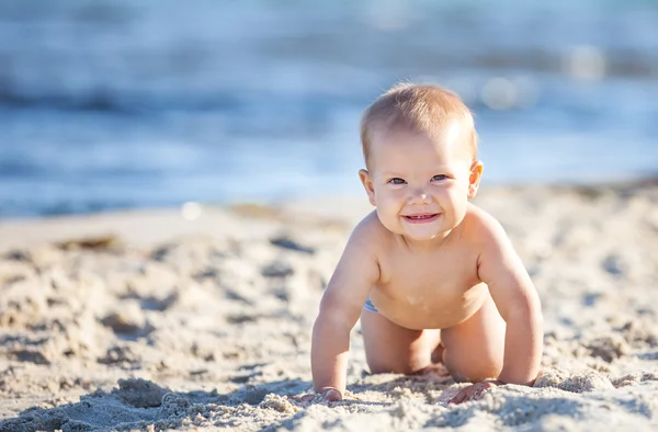 Menino rastejando na praia — Fotografia de Stock