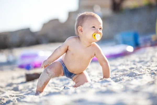 Menino brincando na praia — Fotografia de Stock