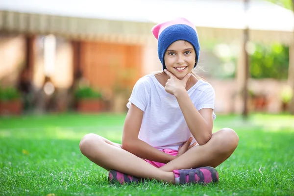 Niña sentada en la hierba —  Fotos de Stock