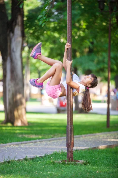 Menina se divertindo ao ar livre — Fotografia de Stock